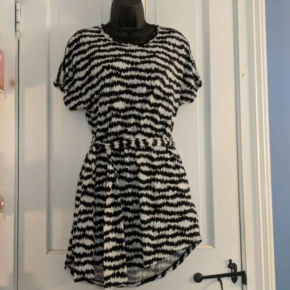 Black and white LuLaRoe Mitzi pocket tunic top
